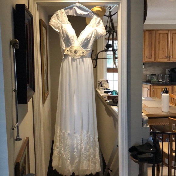 Beautiful custom made lace wedding dress - Picture 2 of 8